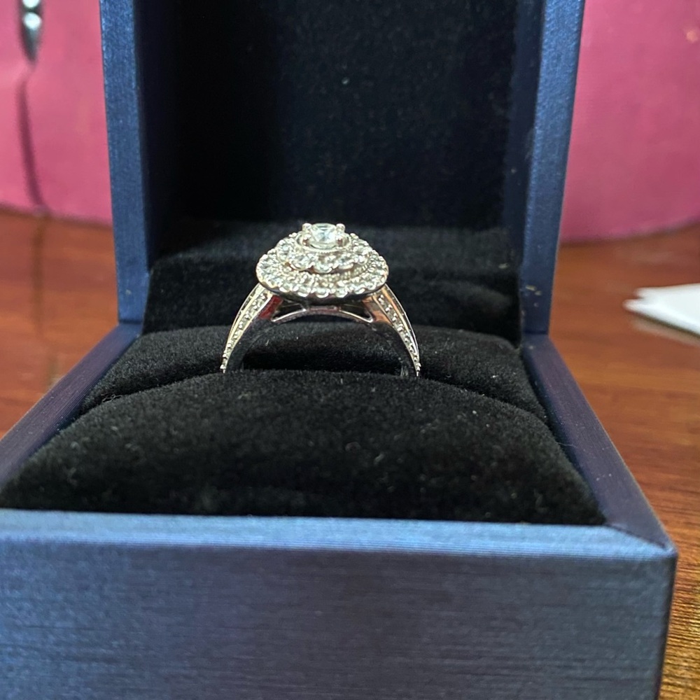 10k white gold, diamond ring. Size 7, 1.26 cwt
Stunning! SIZE 7 - Picture 9 of 9